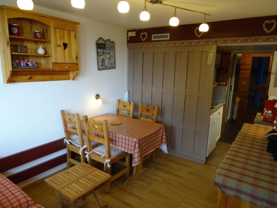 Résidence Belles Challes - Beau studio pour 4 personnes ambiance chalet, skis aux pieds, proche des commerces, dans le village du Charvet à Arc 1800 MAE-1793 Apartment in Landry