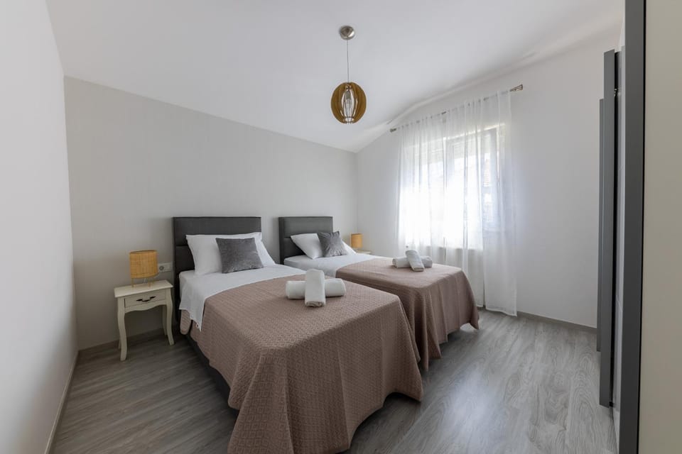 Bed, Bedroom, towels, air conditioner