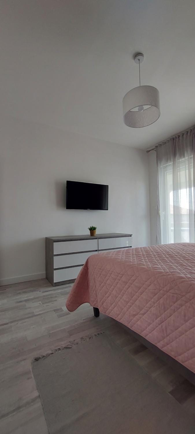 Bed, TV and multimedia, Bedroom, wardrobe, air conditioner