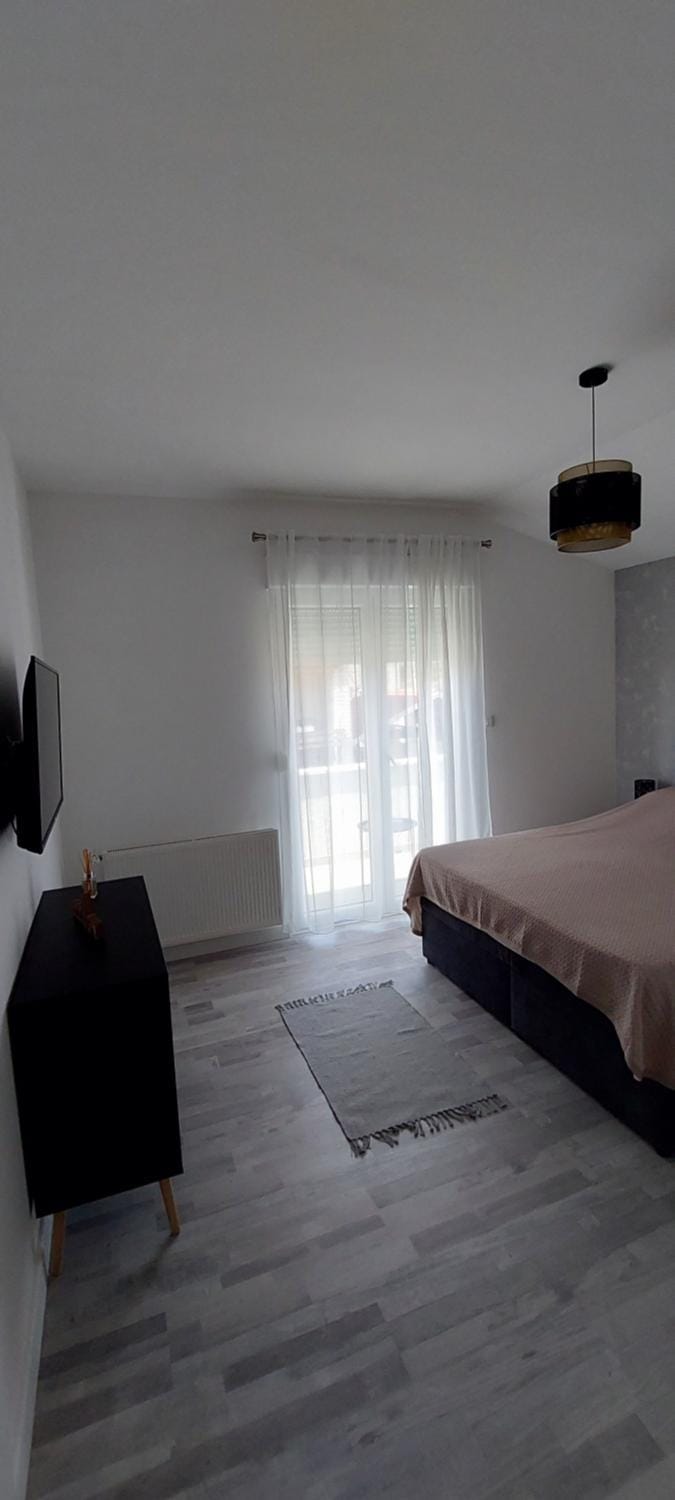 Bed, TV and multimedia, Balcony/Terrace, Bedroom, air conditioner