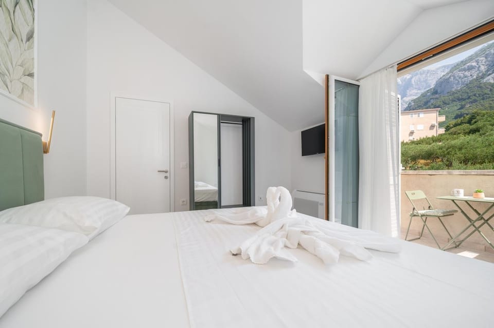 Bed, Photo of the whole room, Bedroom, Mountain view