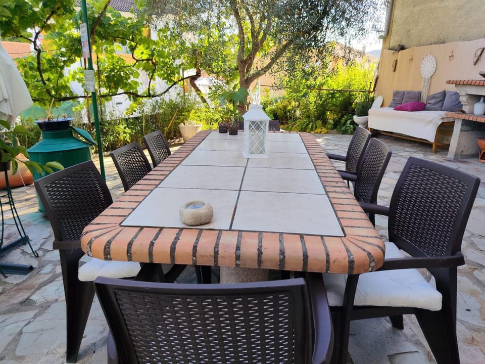 Property building, Patio, Day, BBQ facilities, Dining area, Meals
