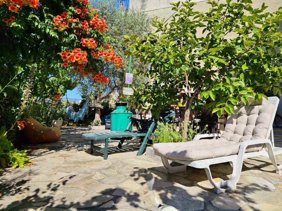 Patio, Spring, Day, Natural landscape, Garden, Living room, Seating area, Floor plan, Garden view, oven, sunbed
