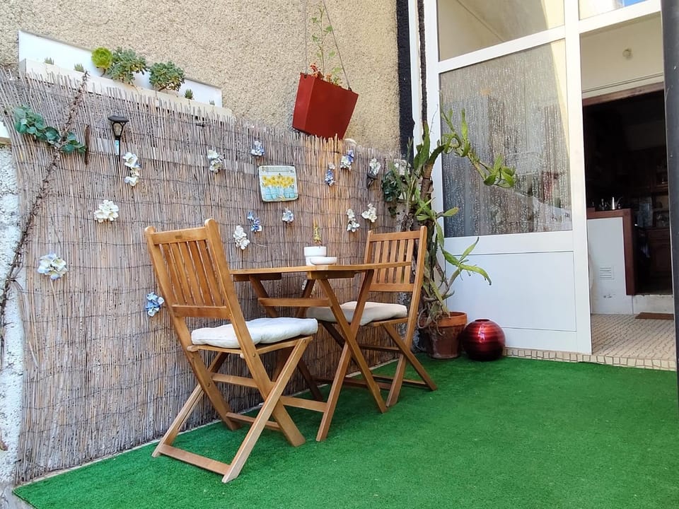 Patio, Day, Seating area, Dining area, Breakfast, Continental breakfast