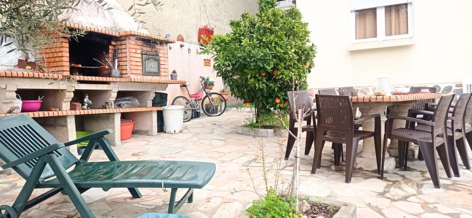 BBQ facilities, BBQ facilities, Inner courtyard view, sunbed