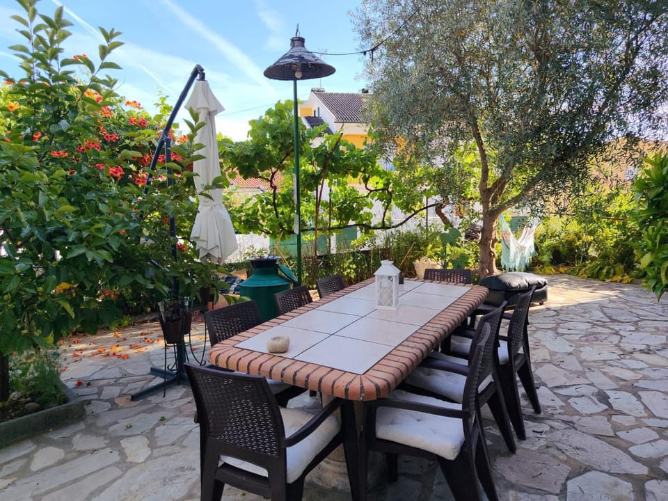 Patio, Spring, Day, Garden, Dining area, Garden view, Meals, Family