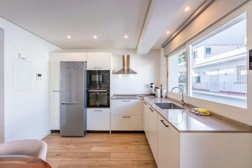 Coffee/tea facilities, Kitchen or kitchenette, dishwasher, microwave, oven, stove, washing machine