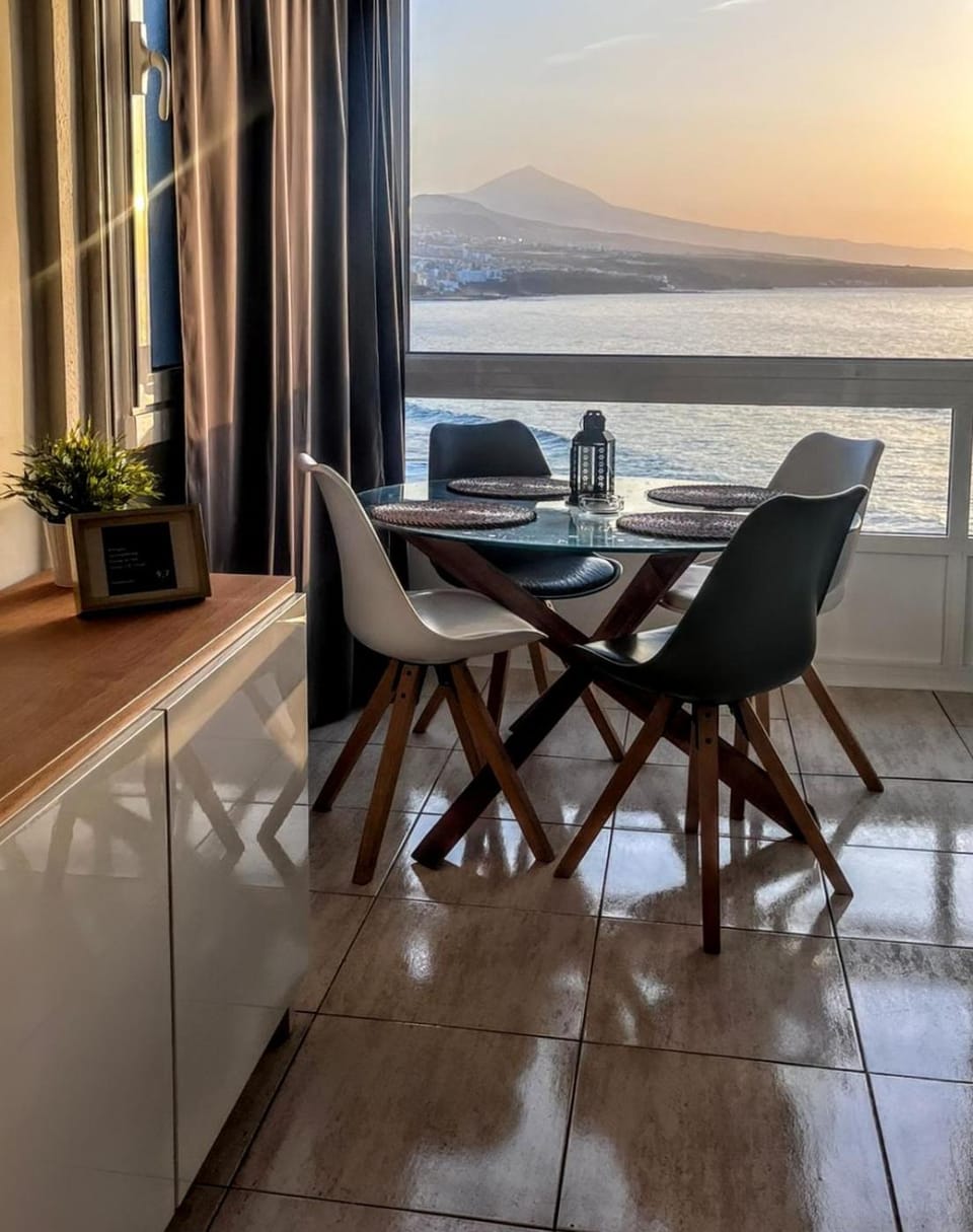 Natural landscape, View (from property/room), Balcony/Terrace, Seating area, Dining area, Sea view