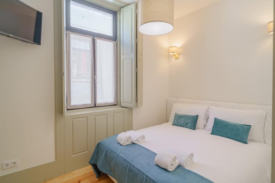 Bed, TV and multimedia, Photo of the whole room, Bedroom, towels