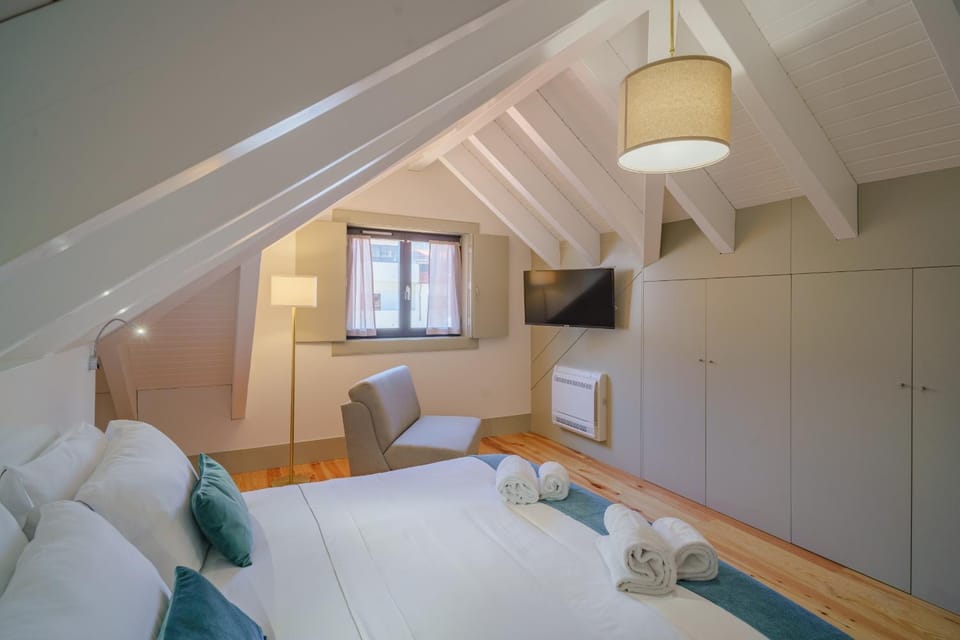 Bed, TV and multimedia, Photo of the whole room, Bedroom, towels