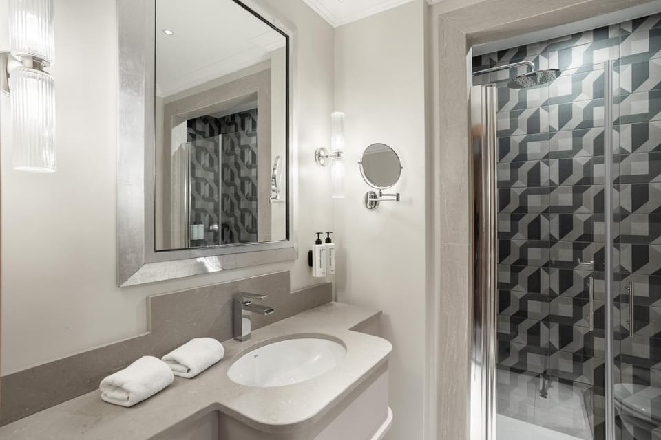 Shower, Toilet, Bathroom, towels