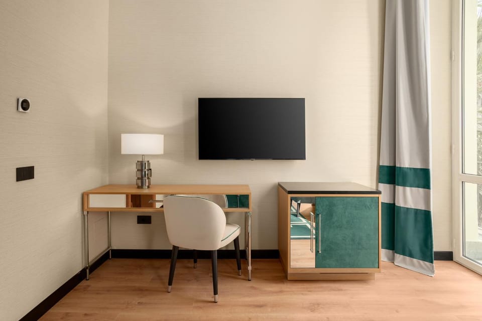 TV and multimedia, Seating area, Bedroom