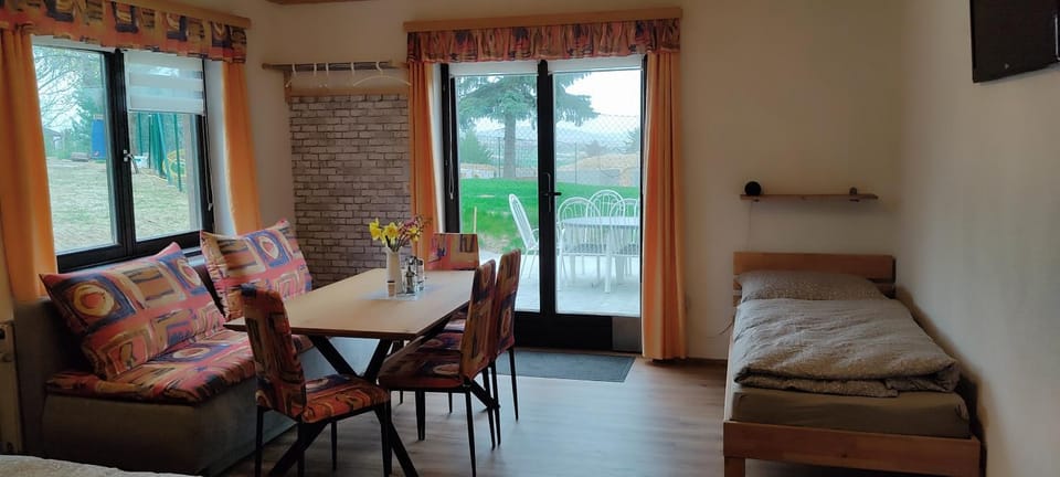 Bed, Living room, Photo of the whole room, Seating area, Dining area, Bedroom