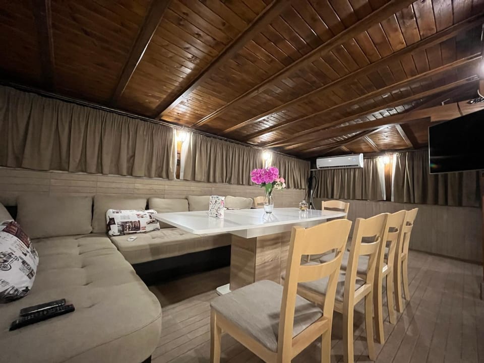 Communal lounge/ TV room, Living room, Seating area, Dining area, air conditioner, air conditioner