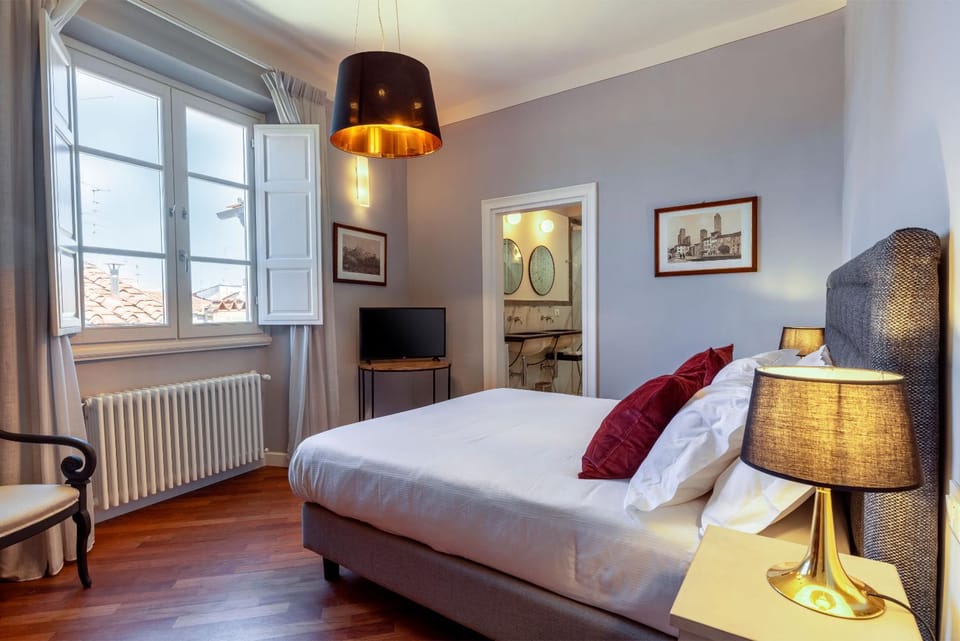 Bed, TV and multimedia, Photo of the whole room, Bedroom