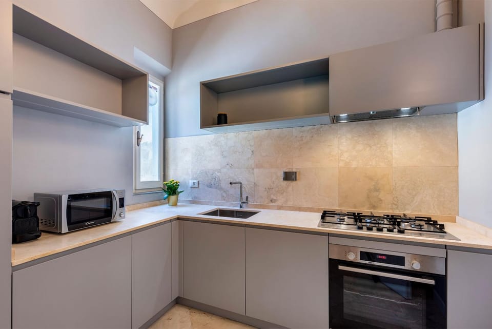 Coffee/tea facilities, Kitchen or kitchenette, microwave, oven, stove, toaster
