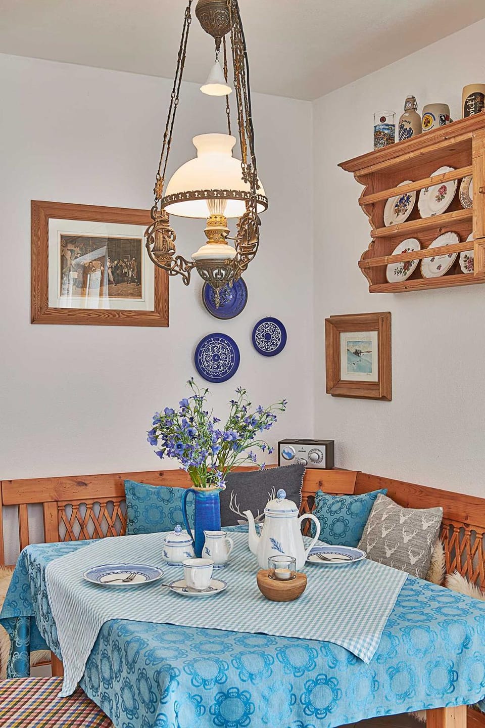Living room, Decorative detail, Seating area, Dining area