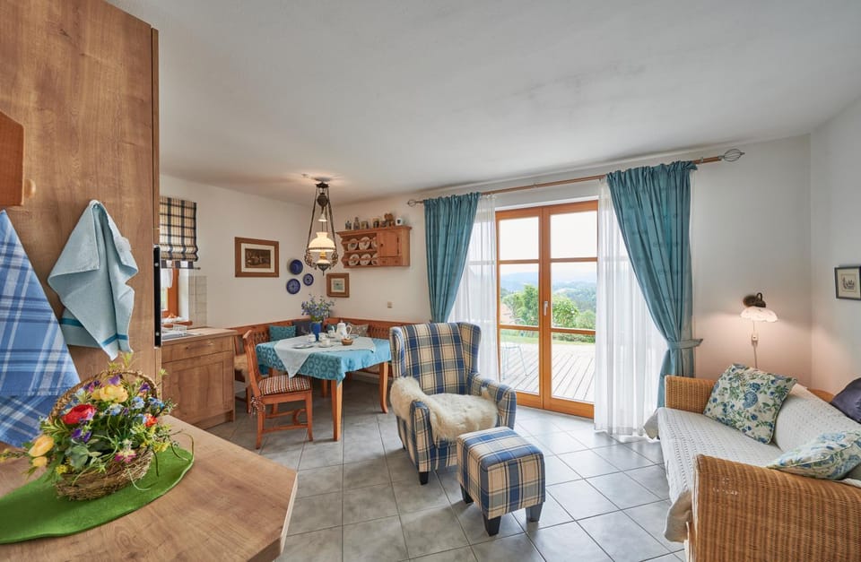 Balcony/Terrace, Living room, Seating area, Dining area, Mountain view