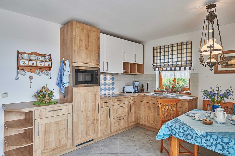 Coffee/tea facilities, Kitchen or kitchenette, Dining area, dishwasher, minibar, stove