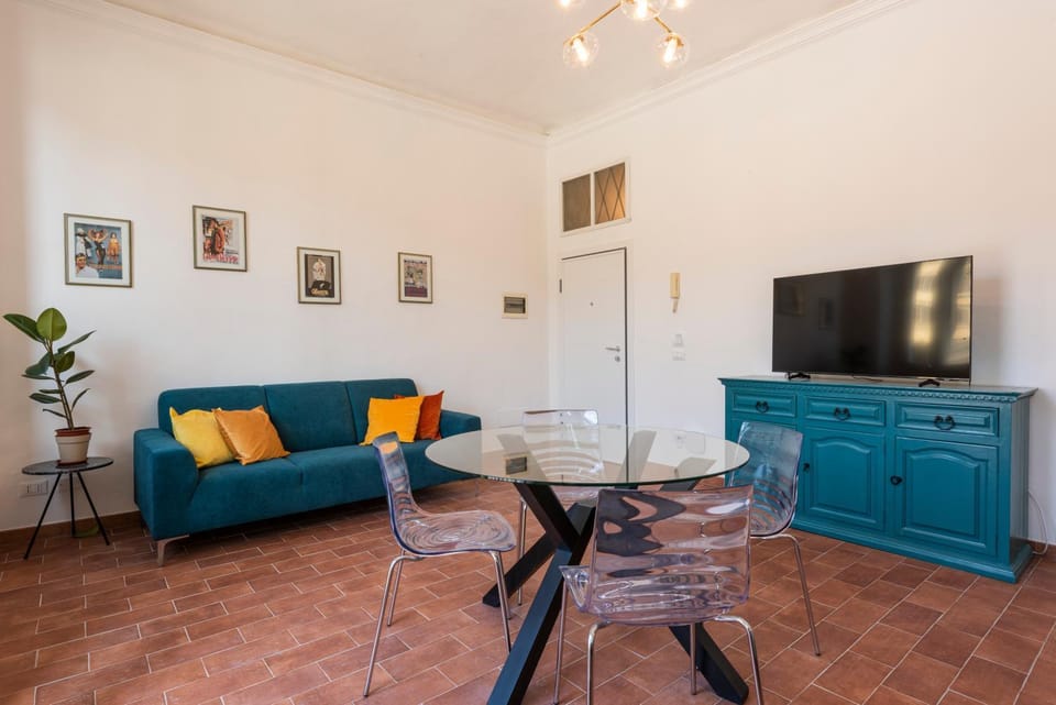 TV and multimedia, Living room, Seating area, Dining area