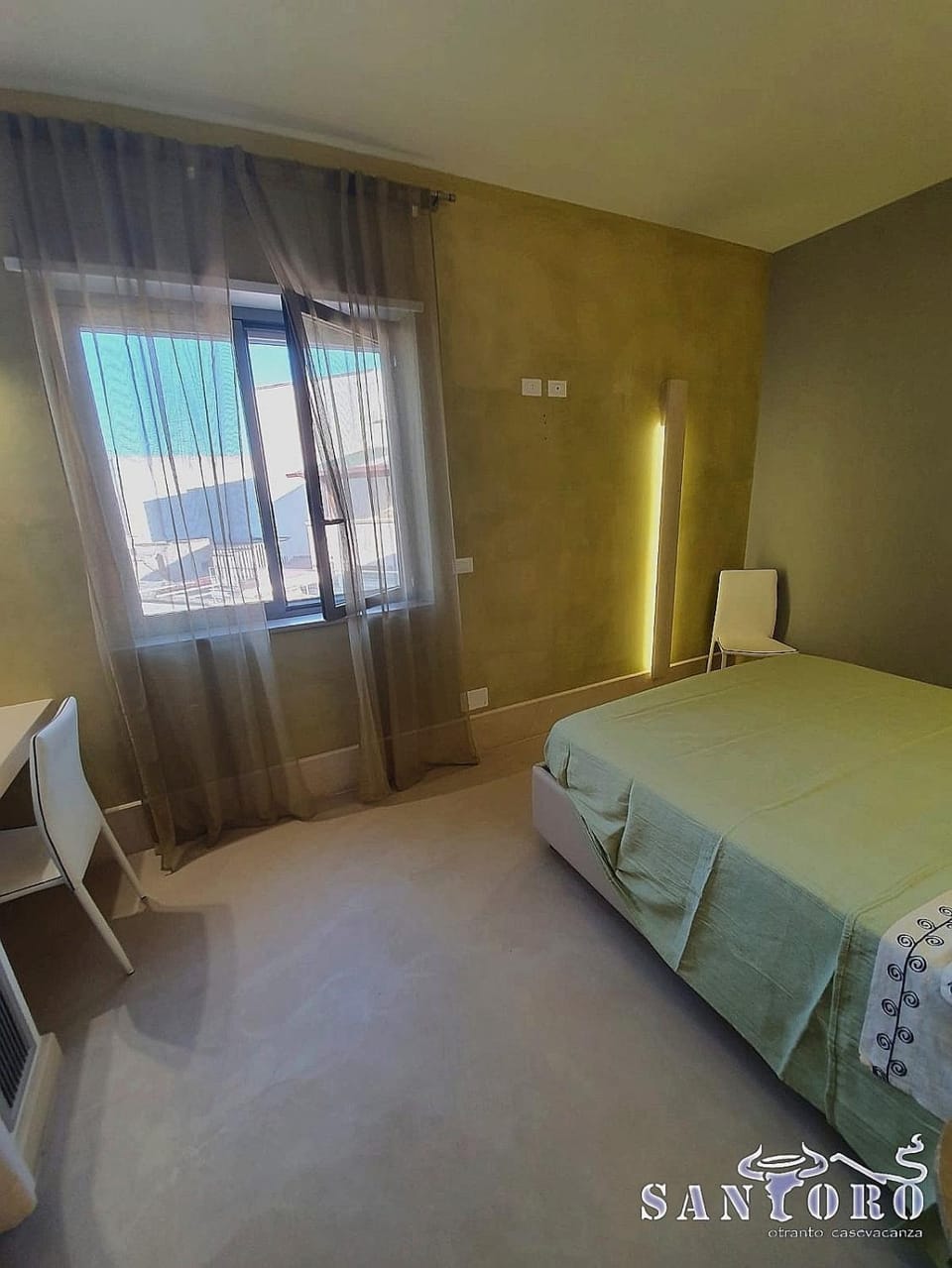 Photo of the whole room, Bedroom