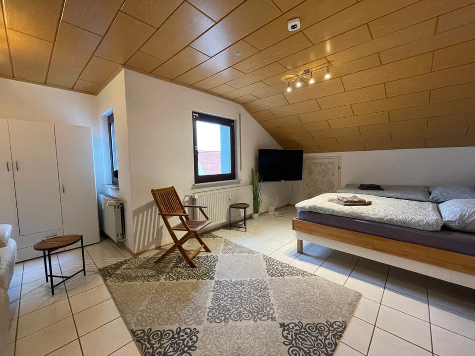 Communal lounge/ TV room, Bed, TV and multimedia, Living room, Evening entertainment, Bedroom, wardrobe
