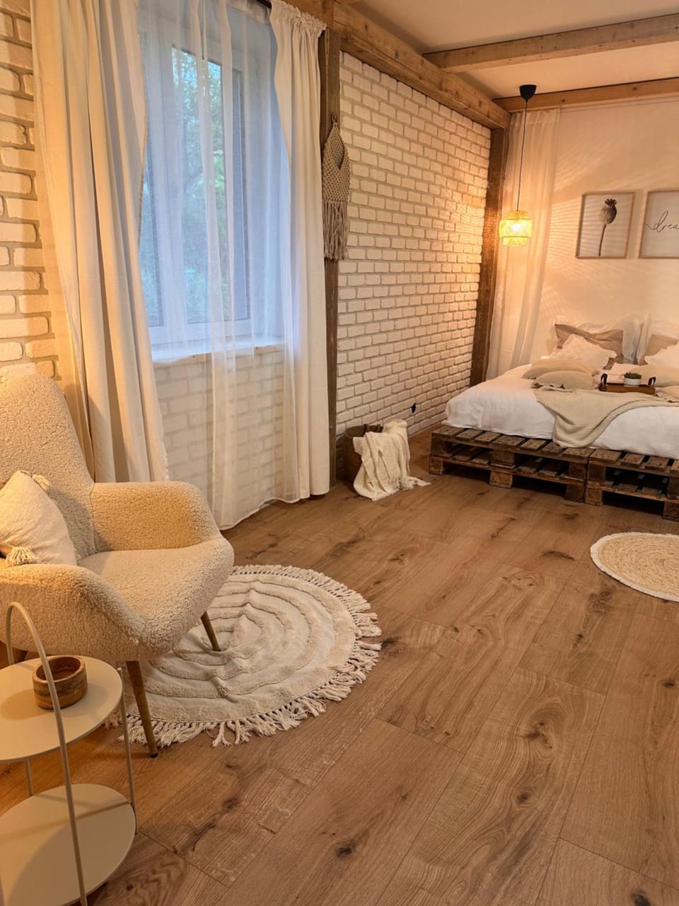 Bed, Seating area, Bedroom