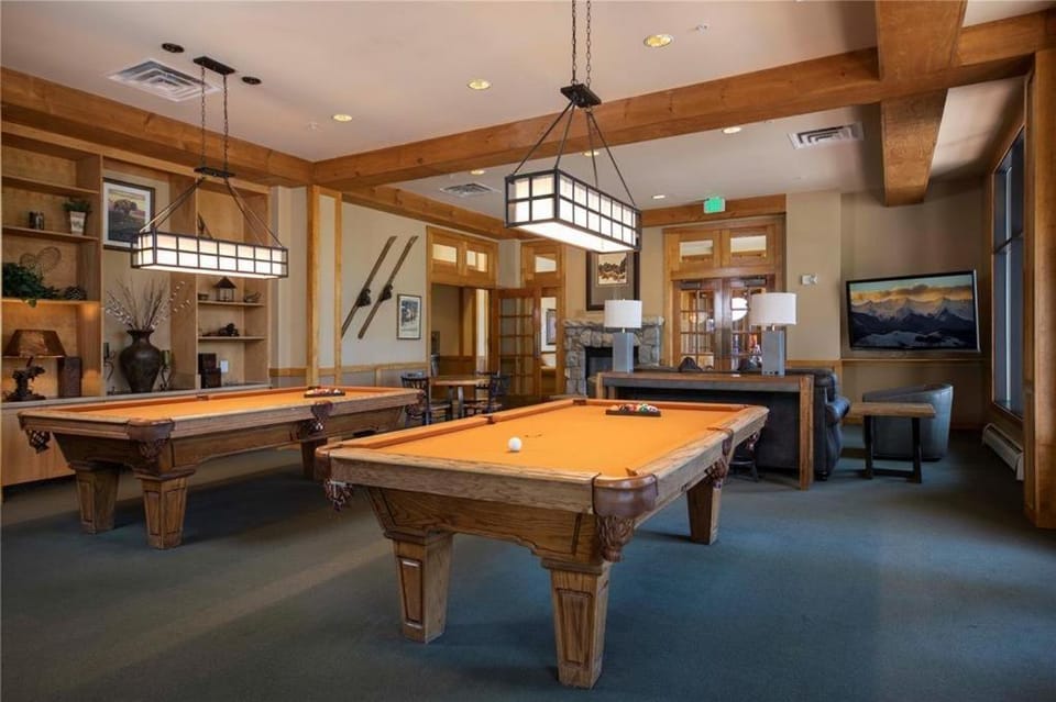 Billiard, Game Room