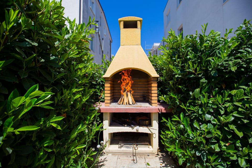 Large luxury beach appartment with hot tube Apartment in Podstrana