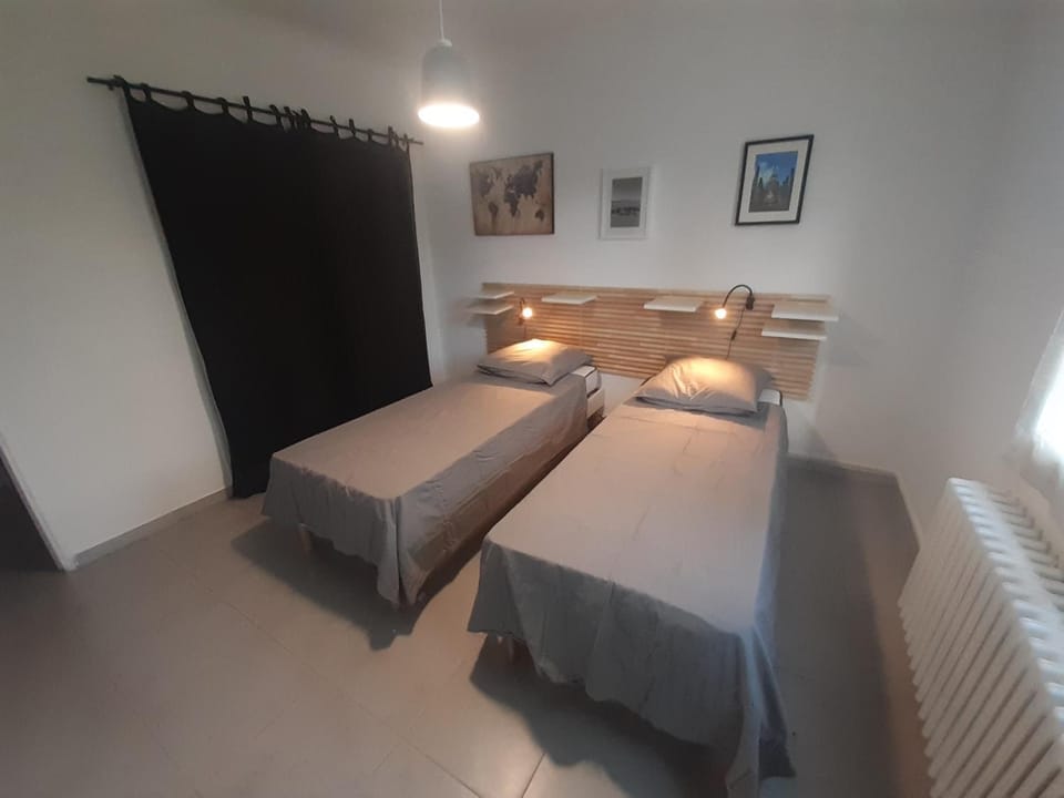 Bed, Photo of the whole room, Bedroom, fireplace, soundproof, storage, air conditioner