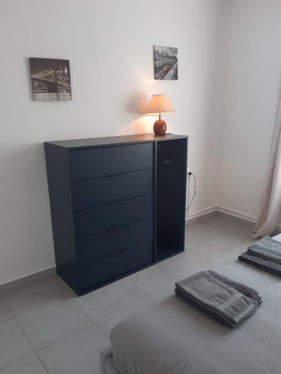 Bed, Photo of the whole room, Bedroom, storage, storage, towels