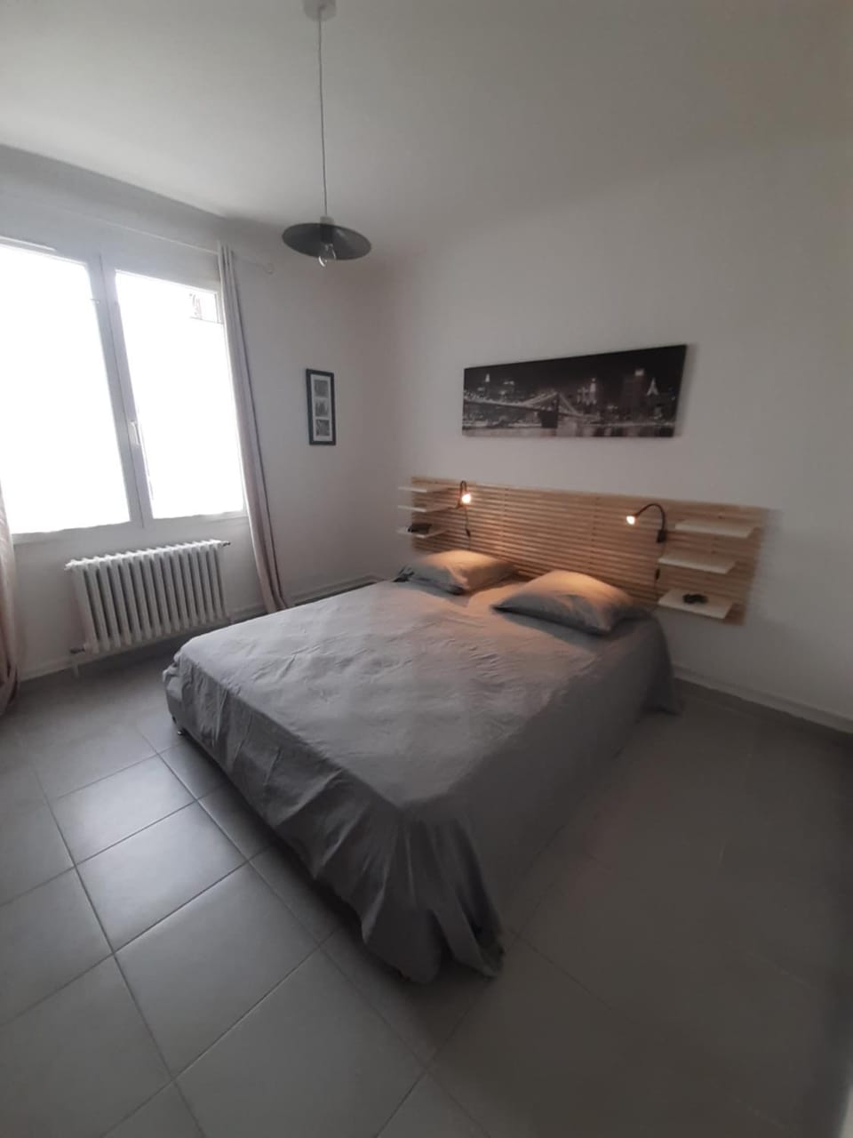 Bed, TV and multimedia, Photo of the whole room, Decorative detail, Seating area, Bedroom, internet, air conditioner