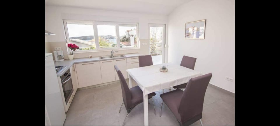 Dining area, dishwasher, kitchen