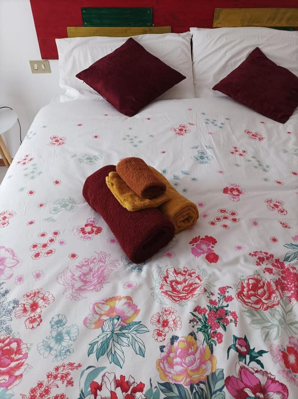 Bed, Photo of the whole room, Bedroom, towels