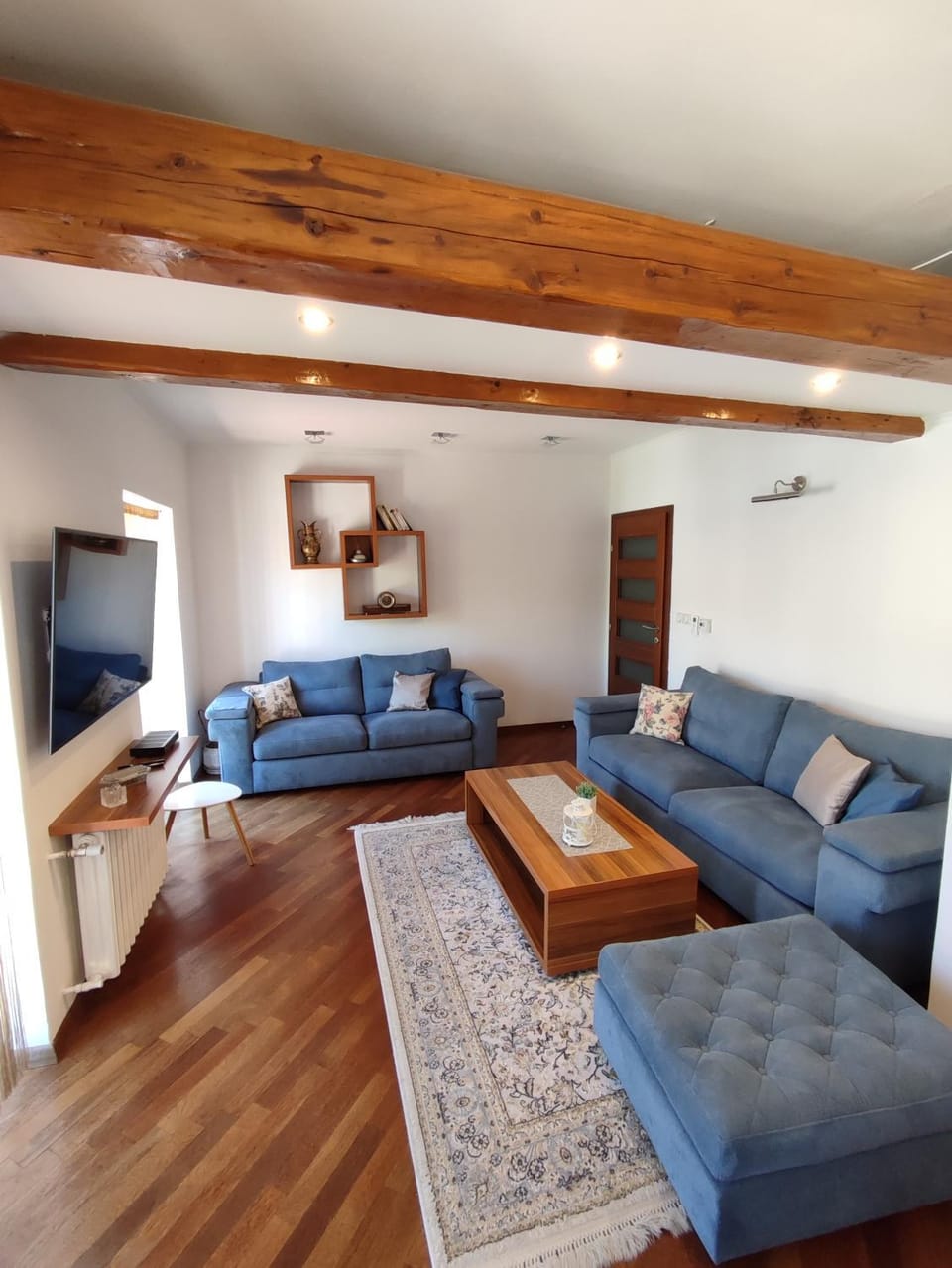 Living room, Decorative detail, Mountain view, Inner courtyard view, locker, locker
