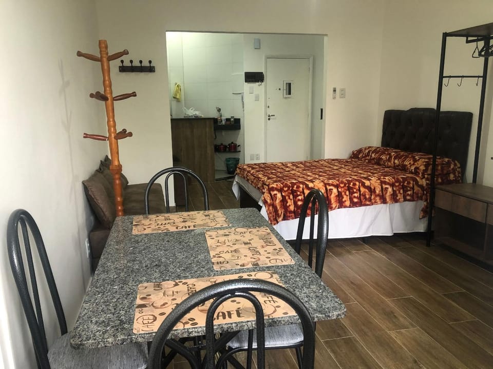 Copacabana rua tranquila e arborizada perto de tudo Posto 2 Apartment in Rio de Janeiro