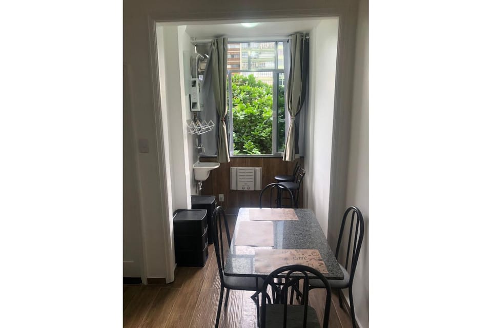 Copacabana rua tranquila e arborizada perto de tudo Posto 2 Apartment in Rio de Janeiro