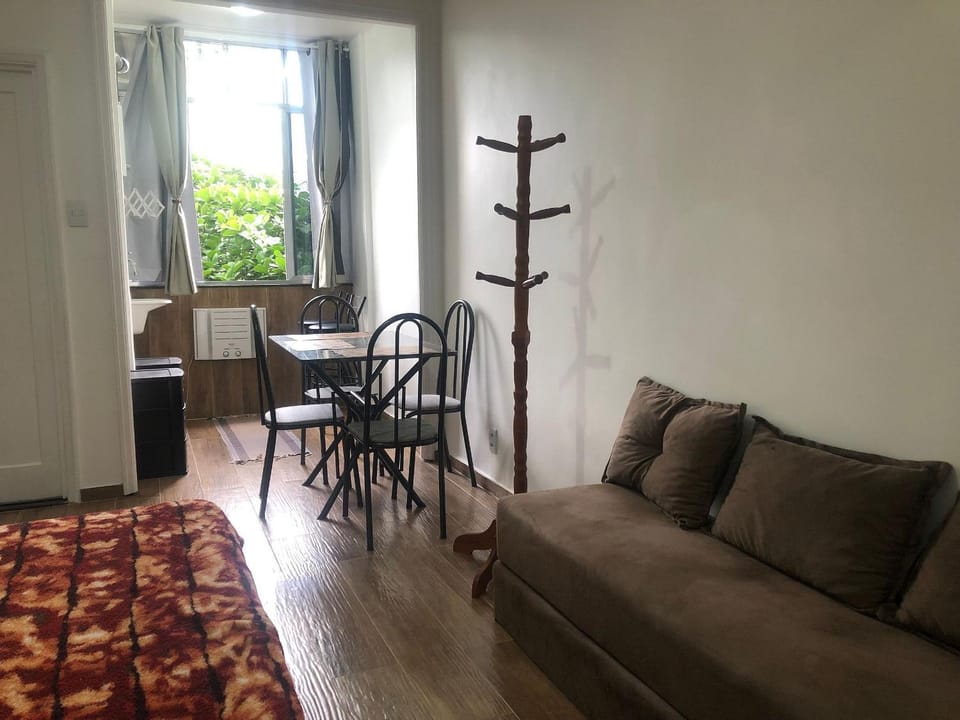Copacabana rua tranquila e arborizada perto de tudo Posto 2 Apartment in Rio de Janeiro