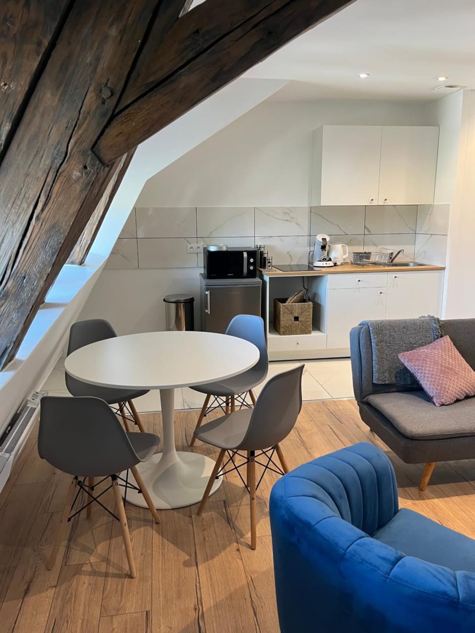 Kitchen or kitchenette, Living room, Seating area, Dining area