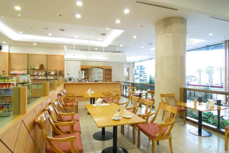 Restaurant/places to eat, Food and drinks, Seating area, Food