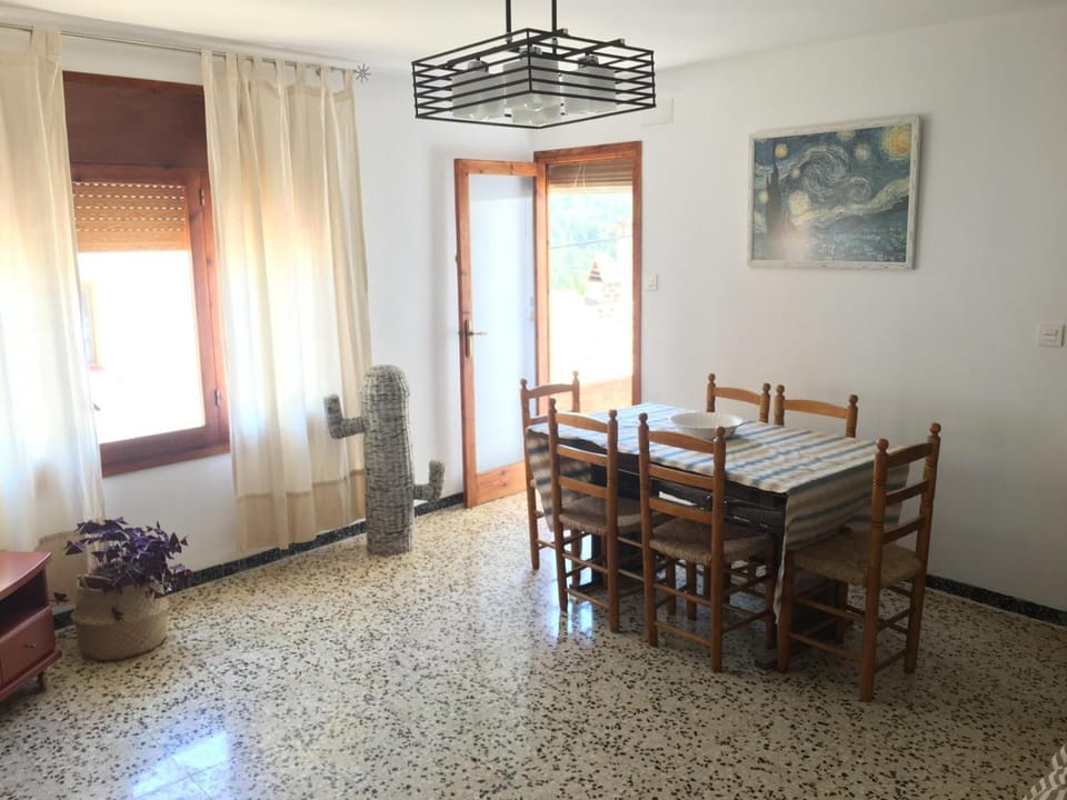 Game Room, Living room, Dining area, Animals, Meeting/conference room, Pets