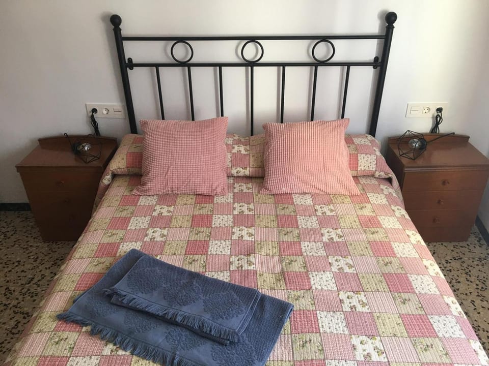 Bed, Photo of the whole room, Bedroom, towels, towels