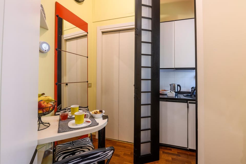 Kitchen or kitchenette, Dining area, stove