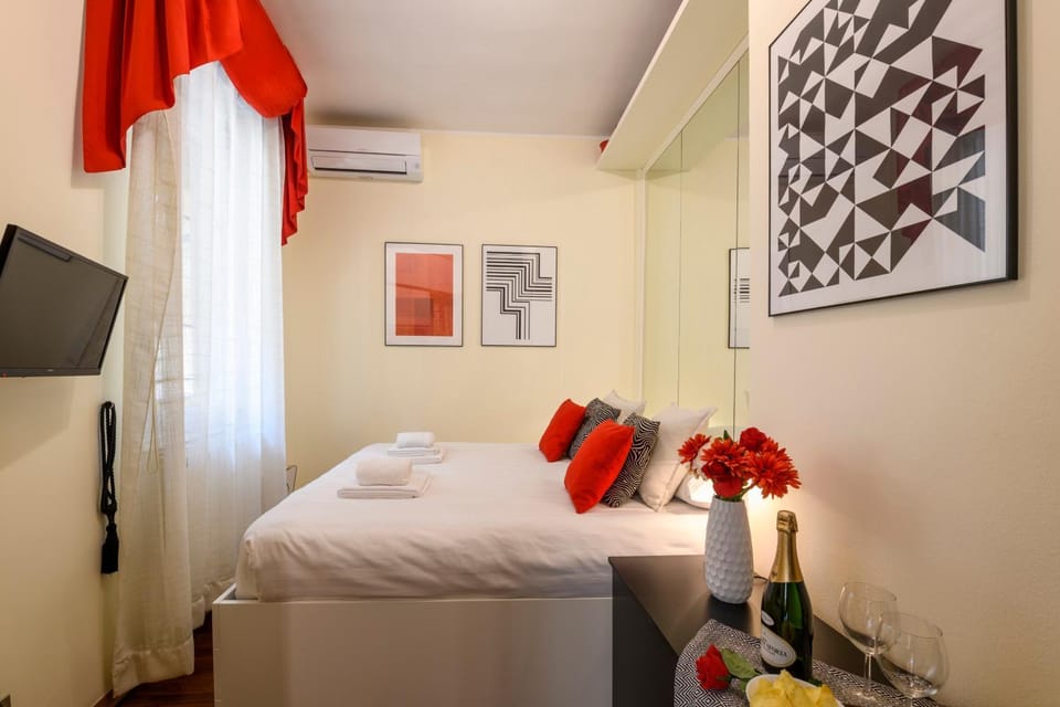 Bed, TV and multimedia, Photo of the whole room, air conditioner