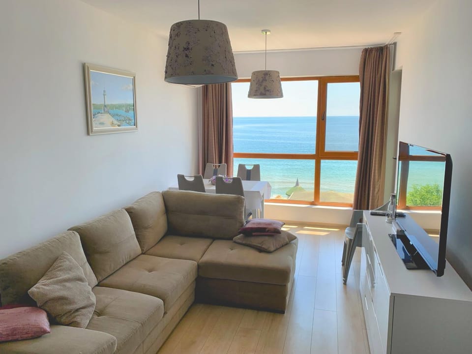 TV and multimedia, Living room, Seating area, Sea view