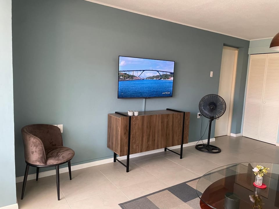 TV and multimedia, Living room, Evening entertainment