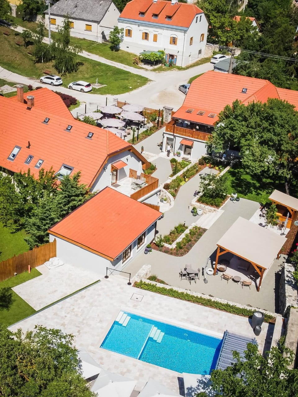 Property building, Bird's eye view, Garden, Swimming pool