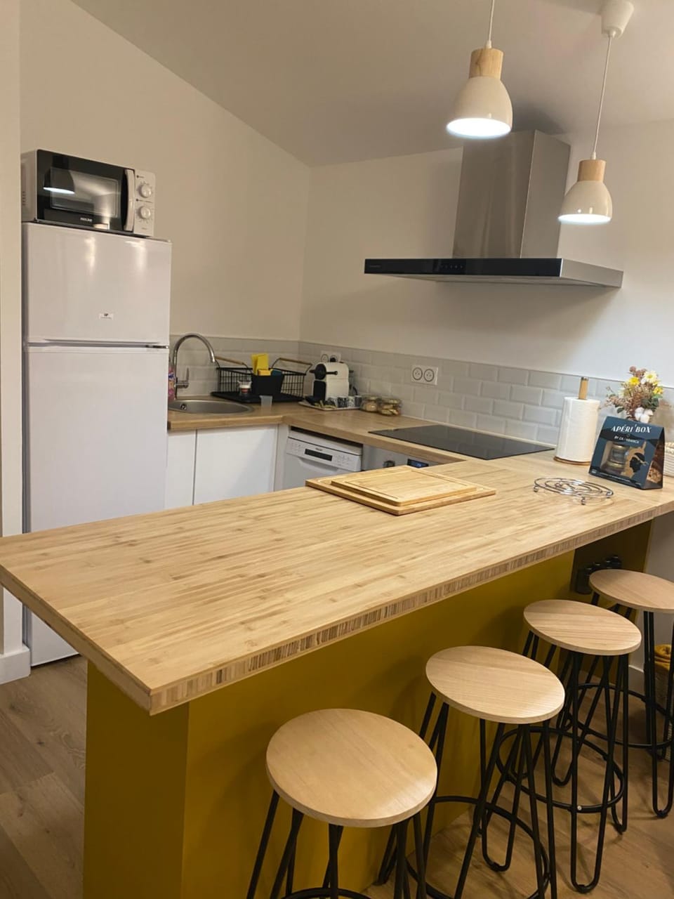Kitchen or kitchenette, Dining area