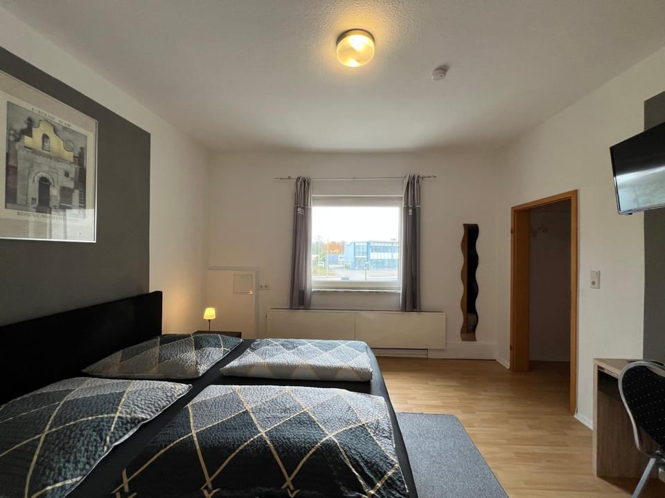 Bed, TV and multimedia, Photo of the whole room, Seating area, Bedroom, Street view, heating