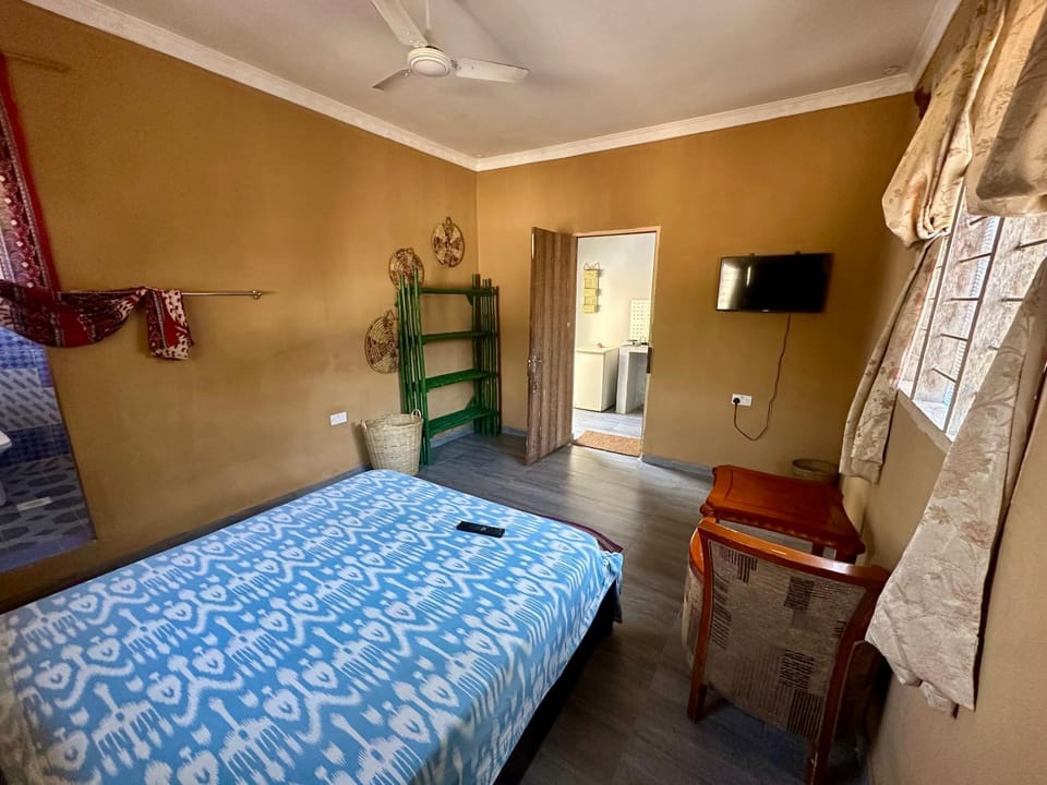 Bed, TV and multimedia, Photo of the whole room, Bedroom